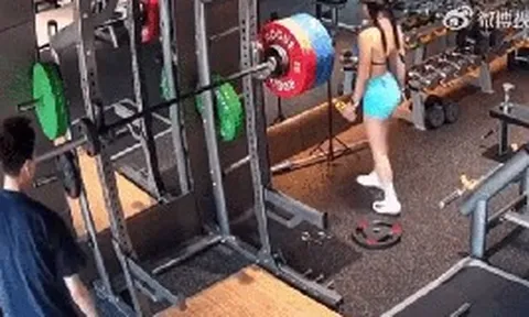 Clip đang viral: Thanh niên tháo tạ làm rơi thẳng vào chân 1 bạn nữ trong phòng gym, tình trạng hiện tại của nạn nhân