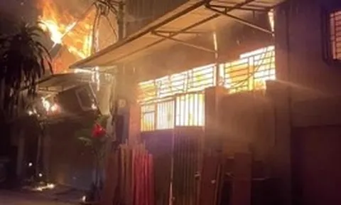 Hà Nội: Xưởng gỗ ở làng nghề Liên Hà bốc cháy ngùn ngụt