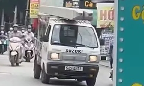 TPHCM: Lời khai của tài xế xe tải chở 2 cọc bê tông trên nóc thùng xe