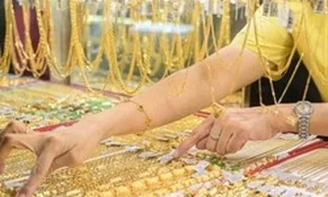 Giá vàng lao dốc mạnh, có nên xuống tiền mua lúc này?