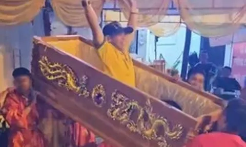 Vụ nhóm người khiêng quan tài có người sống, nhảy múa giữa phố: Chủ tiệc nói muốn “trải nghiệm”