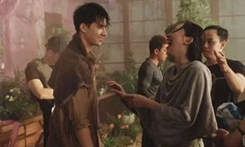 Sau tranh cãi về cảnh hôn trong MV, Tóc Tiên tiếp tục trở thành tâm điểm vì clip hậu trường