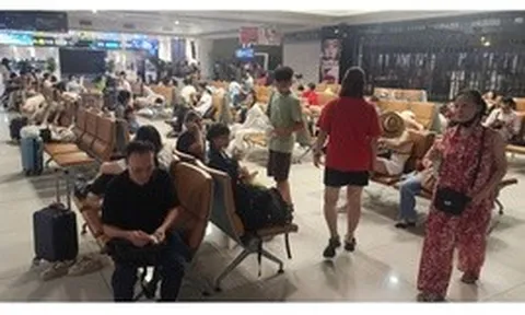Hành khách chờ ở Nội Bài 3 tiếng, về Hải Phòng lúc hơn 3 giờ sáng vì diều tại sân bay Cát Bi