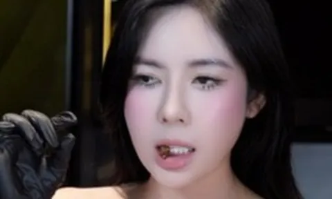 Mukbang gián sấy khô, hot girl gây "náo loạn" CĐM vì độ can đảm