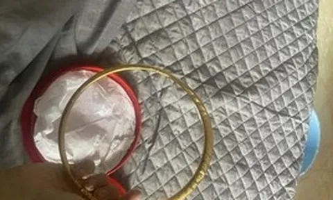 Mẹ đẻ lén mang chiếc kiềng vàng cưới của tôi  dùng dầu rửa bát chà xát liên tục, tôi vào nhà vệ sinh nhìn mà khóc nghẹn