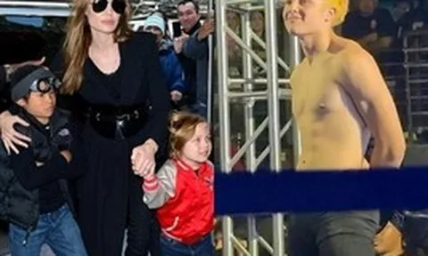 Việc làm không thể tin nổi của cậu út nhà Angelina Jolie trong lễ tốt nghiệp