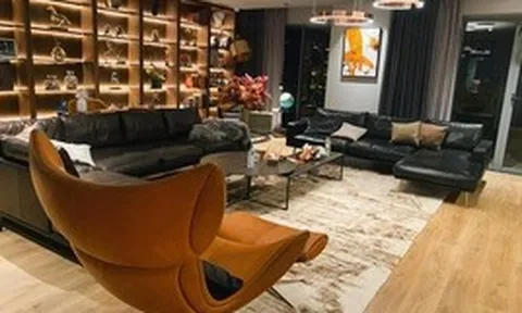 Nam MC cưới cô tiếp viên hàng không kém 8 tuổi: Mua đứt penthouse tặng vợ, độ cưng chiều ngang tổng tài ngôn tình