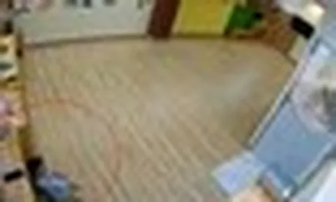 Em bé 18 tháng ngồi 1 mình thui thủi trong lớp chờ mẹ đến đón: "Ngoan ngoãn đến mức đau lòng!"