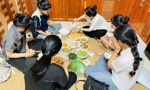 Người phụ nữ Hà Nội nấu cơm, mở cửa đón hơn 70 sĩ tử và phụ huynh ở miễn phí
