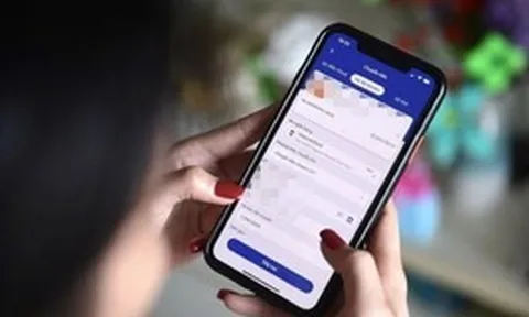 Ngày tôi vừa ký hợp đồng mua nhà, mẹ chồng lập tức chuyển cho tôi 500 triệu đồng rồi chặn số cả gia đình