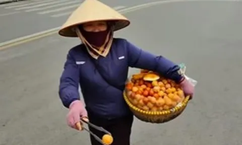 Khách du lịch mua 11 chiếc bánh rán 420.000 đồng trên phố Hà Nội: Công an vào cuộc