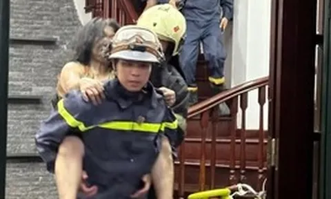 Hà Nội: Cứu 4 người mắc kẹt trong ngôi nhà bị hỏa hoạn lúc rạng sáng