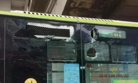Hà Nội: Mảng vữa từ nhà ga metro Văn Khê rơi trúng xe buýt