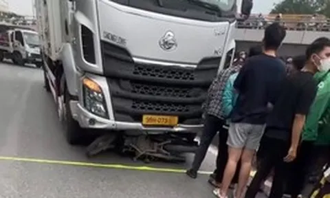 Hà Nội: Hiện trường vụ tai nạn khiến cô gái tử vong dưới gầm xe tải