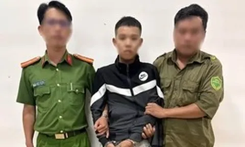 Bắt đối tượng mang kiếm tấn công cha ruột, ném 'bom xăng' vào công an