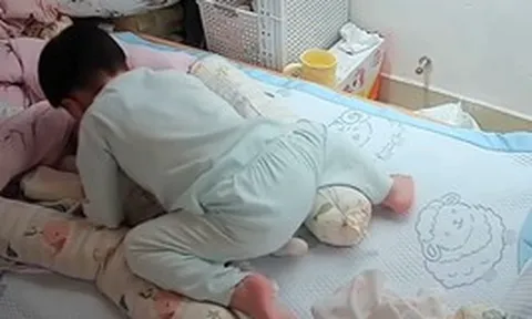 Mẹ ra ngoài để con trai 2 tuổi ở phòng cùng em út mới sinh, hành động của cậu bé làm đảo lộn mọi dự đoán
