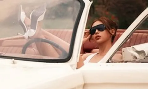 Khó rời mắt khỏi bộ ảnh "người đẹp và siêu xe" đầy nghệ thuật của cô nàng hot girl này