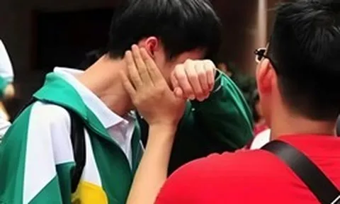 Mẹ mất từ nhỏ, cha qua đời trước kỳ thi đại học 1 ngày: Nam sinh bật khóc khi biết điểm số, giáo viên ngậm ngùi tiếc nuối một điều