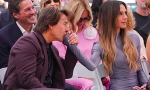 Khoảnh khắc Tom Cruise hôn tay vợ Beckham gây tranh cãi