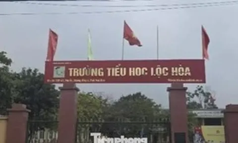 Phụ huynh tố nhà trường bớt tiền thưởng để in giấy khen, hiệu trưởng nói gì?