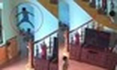 Clip khối nghỉ hè nhập vai "người nhện" đánh đu khắp nhà: Bố mẹ xem lại camera chắc đến tiền đình với các con