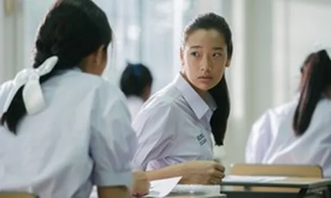 Thấy thí sinh cứ nhìn chằm chằm vào cục tẩy trên bàn, giám thị liền kiểm tra, bất ngờ phát hiện đường dây gian lận tinh vi!
