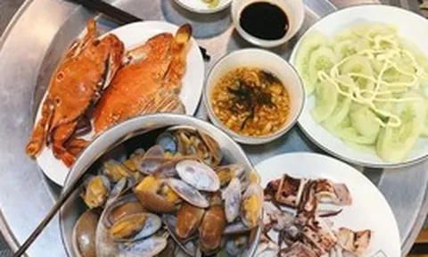Vợ đột nhiên cho chồng con ăn toàn món sang, tối nào cũng rủ đi chơi, đến khi mẹ vợ vô tình tiết lộ sự thật mà tôi cạn lời
