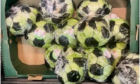 Xà lách cuộn hình bóng đá ở siêu thị giá 30 nghìn đang viral: Nhiều người mua vì tinh thần World Cup quá!