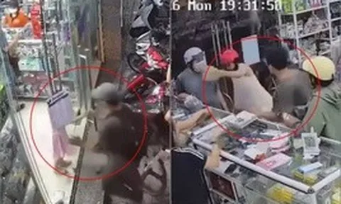 Clip phẫn nộ: Nam thanh niên sức dài vai rộng xô cửa va trúng bé gái, bị nhắc nhớ thì quay sang "tác động vật lý" mẹ bé
