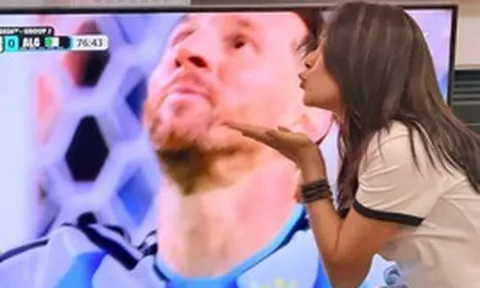 Mỹ Tâm hôn gió và thả tim cho Messi