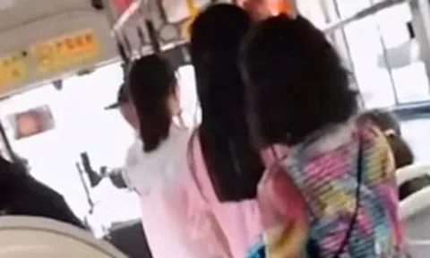 Câu nói của 1 bà mẹ với tài xế xe buýt khiến toàn bộ hành khách sững sờ: Mẹ như này, con có hư đốn cũng không lạ!