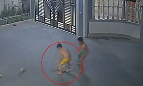 Thót tim clip bé gái bị ngã đập đầu mạnh xuống đất do bị các anh lớn đang chơi đá bóng vô tình va phải