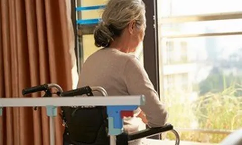 Tôi tưởng mẹ chồng tiết kiệm quá mức, đến ngày bà nhập viện tôi mới phát điên vì người được bà cho tiền mỗi tháng