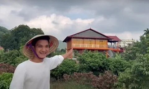 Nam nghệ sĩ Việt xây nhà sàn ốp 8.000 thanh gỗ để báo hiếu bố mẹ: Cả cơ ngơi chất chứa tấm lòng người con