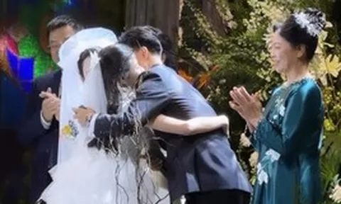 Trần Bích Hạnh công khai con riêng tại đám cưới, Văn Thanh tuyên bố: “Ba sẽ luôn ở bên bảo vệ và yêu thương hai mẹ con”