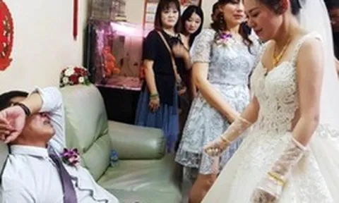 Ngay trong hôn lễ, bố kéo tôi lên xe, gỡ hoa cưới trả lại, tôi ngơ ngác hỏi bố định đi đâu, ông trả lời: "Về nhà"