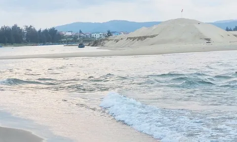 Cát bồi lấp cửa biển khiến hàng trăm tàu thuyền "mắc cạn" trước mùa tôm cá