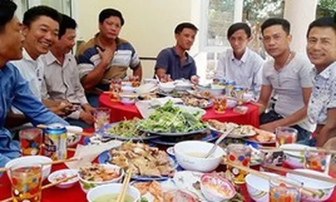 Một câu nói của người họ hàng trong bữa cơm quê đã "bóc trần" lý do thật sự đằng sau những lần chồng tôi hào phóng