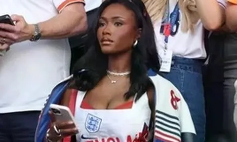 Dàn WAGs bị chỉ trích ở World Cup