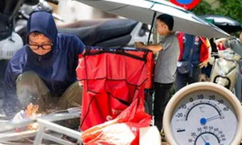 Hà Nội như "chảo lửa" giữa trưa 23/6: Chờ đèn đỏ vài chục giây đã mồ hôi nhễ nhại, che kín mít vẫn cảm thấy bỏng rát