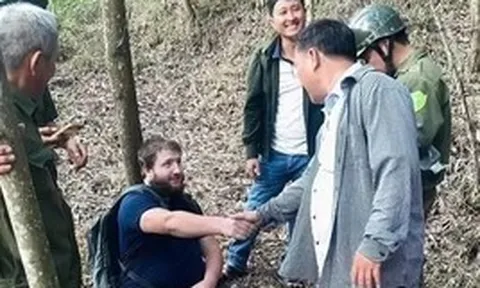 Cứu hộ du khách Đức bị gãy chân khi phượt một mình trên núi ở Đà Nẵng
