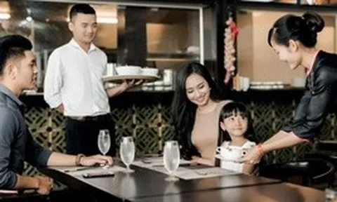 Chồng được thăng chức nên đưa tôi đi ăn mừng, ngờ đâu chúng tôi lại gặp một người mà tôi không muốn thấy, tại chính nhà hàng đó