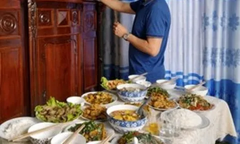 Giỗ đầu của mẹ chồng, bố chồng bất ngờ yêu cầu tôi phải ngồi đúng chỗ bà vẫn hay ngồi vì lý do khó tin