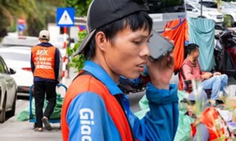 "Chờ em chút" và góc khuất nghề shipper giữa cao điểm nắng nóng 40 độ C ở Hà Nội: "Có lần đợi gần một tiếng, gọi lại thì khách bảo ngủ quên"