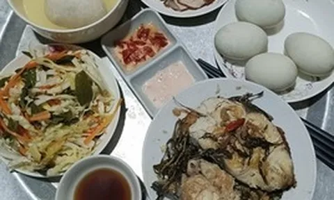 Thấy con dâu đăng mâm cơm lên mạng, tôi giận run người, không hiểu nó nghĩ cái gì!