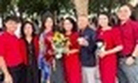 Con gái NSƯT Ngọc Huyền tốt nghiệp đại học ở Mỹ, danh ca Thanh Tuyền cũng có mặt
