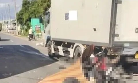 Đụng phải ô tô tải đậu ven đường, hai vợ chồng bị xe container cán tử vong