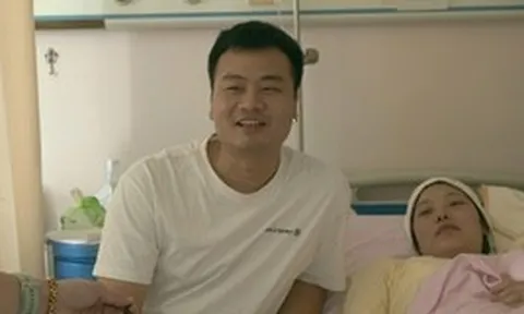 Sản phụ 29 tuổi sinh thường 4 em bé cùng lúc, người chồng xúc động: "Tôi cứ lo cả 4 đều là con trai"