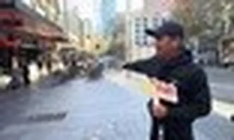 Nam diễn viên quay lại Úc sau 10 năm, tìm đến 1 nơi: "Sao giờ hoang tàn quá!"