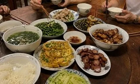 Chỉ nhờ một mâm cơm mà tôi hiểu hết về nhà chồng tương lai, thấm thía lời mẹ dặn